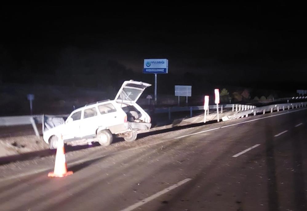 Kontrolden Çıkan Otomobil Refüje Girdi: 3 Yaralı