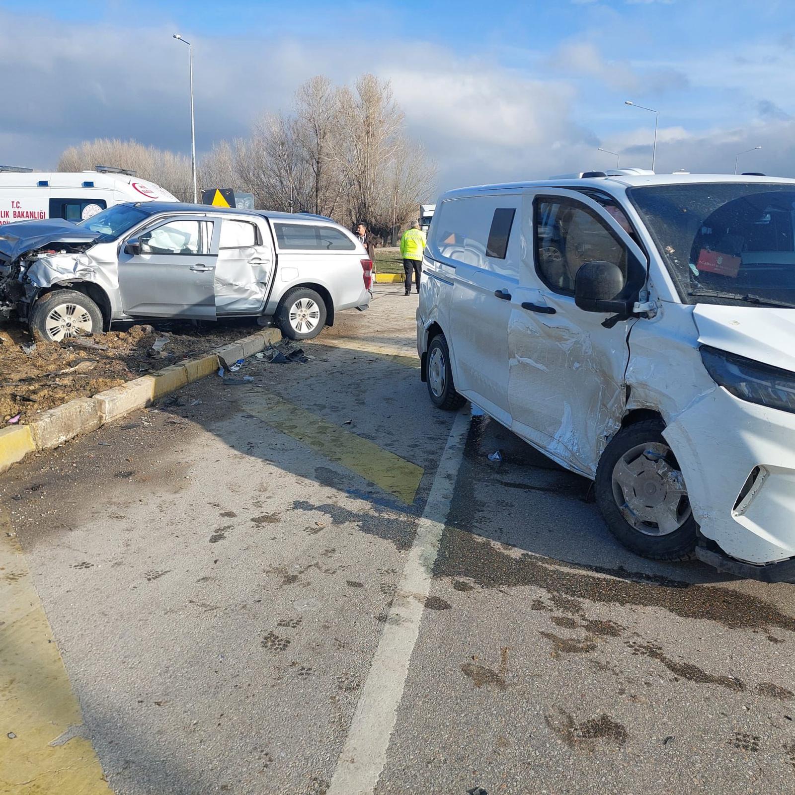 Afyonkarahisar'da İki Kamyonet Çarpıştı: 5 Yaralı