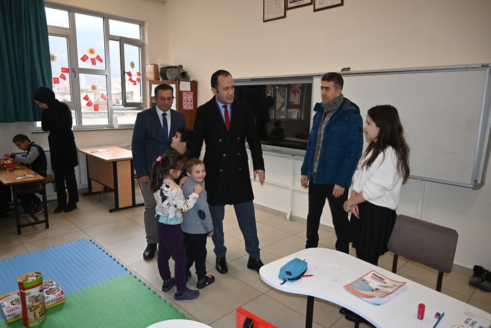 Kaymakam Topuz’dan Eğitim Ziyareti  Minik Öğrencilerle Buluştu