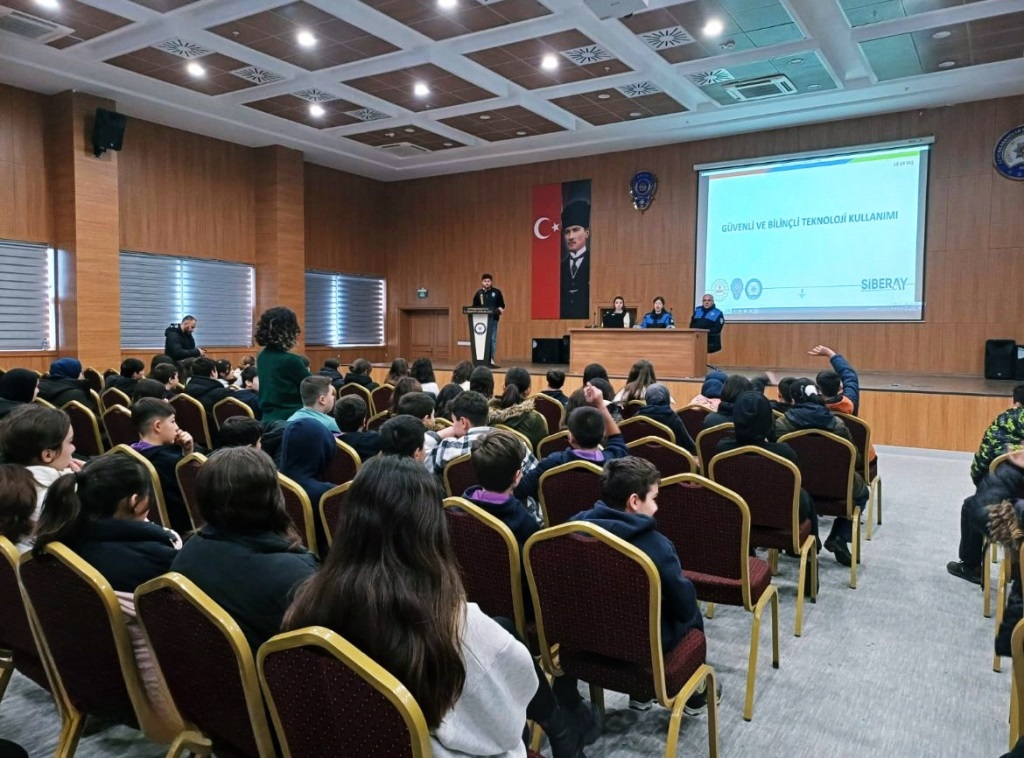 İL EMNİYET MÜDÜRLÜĞÜ'NDEN ÖĞRENCİLERE BİLGİLENDİRME ETKİNLİĞİ