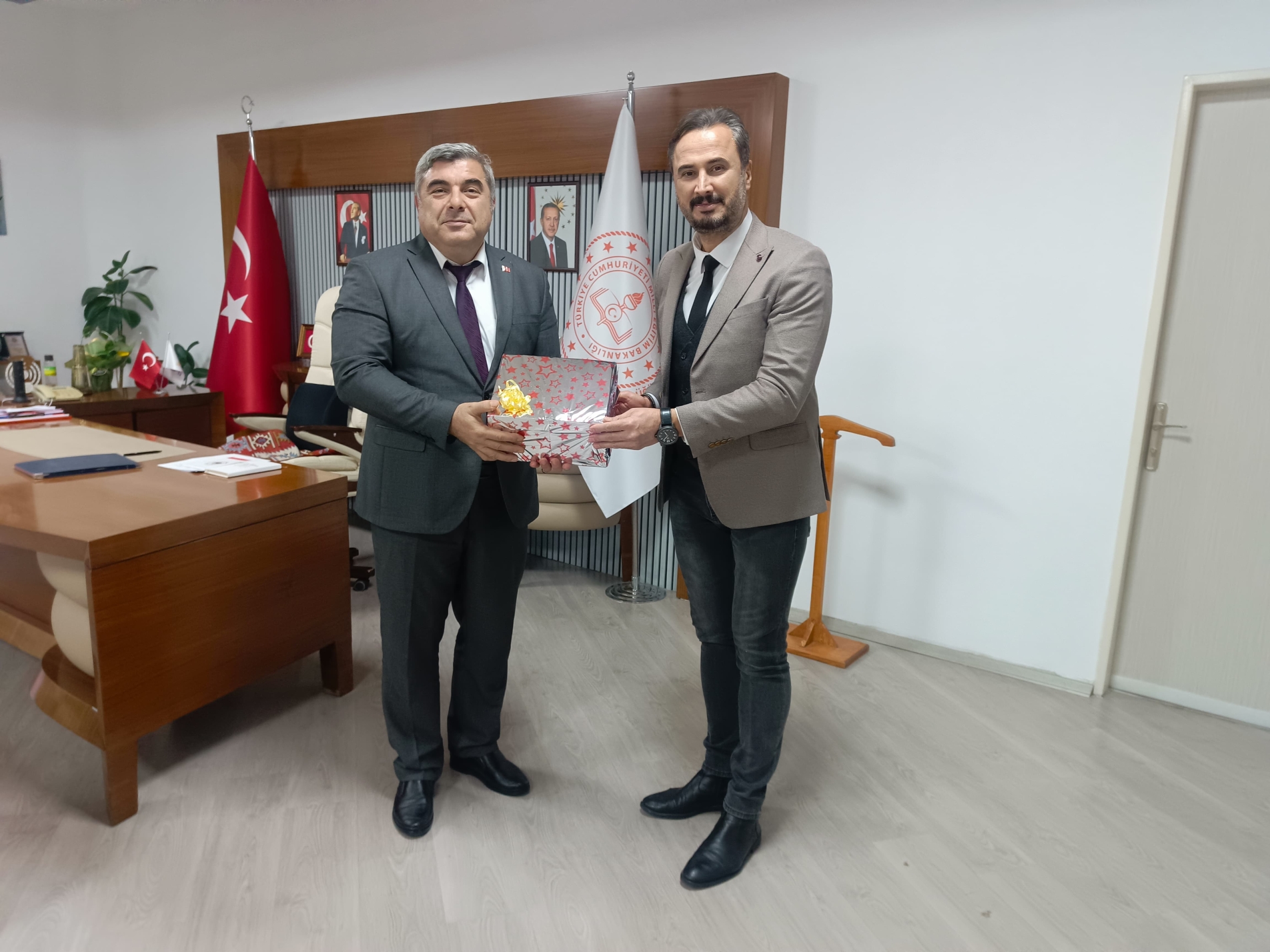 Müdür Sünnetci, Merhum Yakup Kadri Işıkçı Kütüphanesi”Ne Kitap Bağışladı