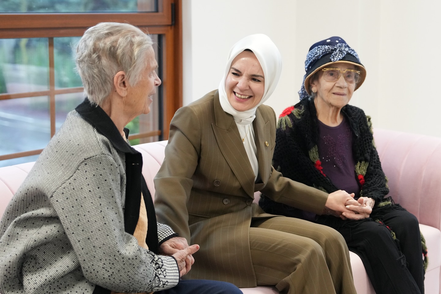 Afyonlu Bakan Göktaş Darülaceze'de  Büyüklerin Gönlünü Fethetti