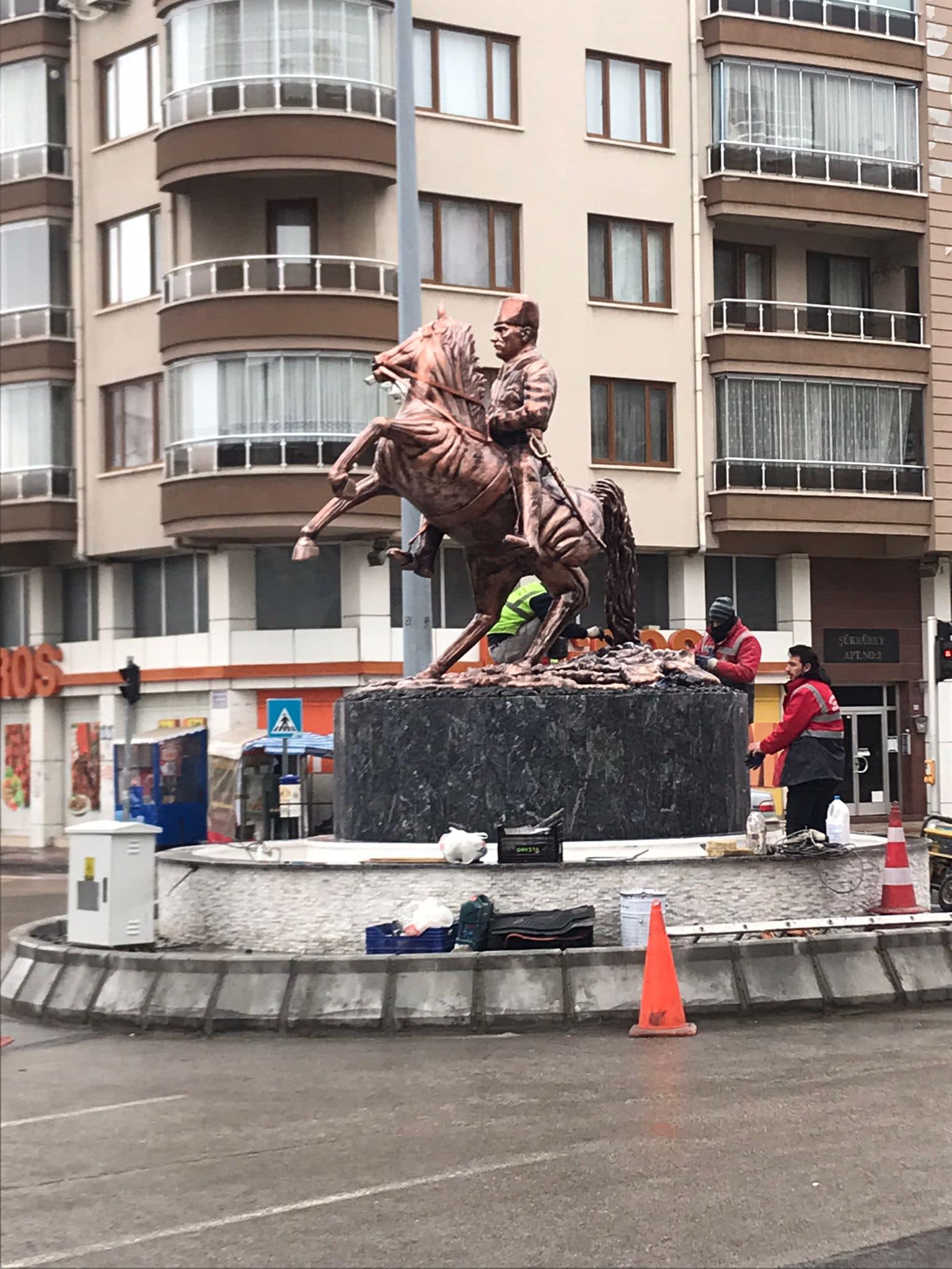 Tartışmalara Konu Olan  Kavşağa Atatürk Heykeli Yerleştirildi