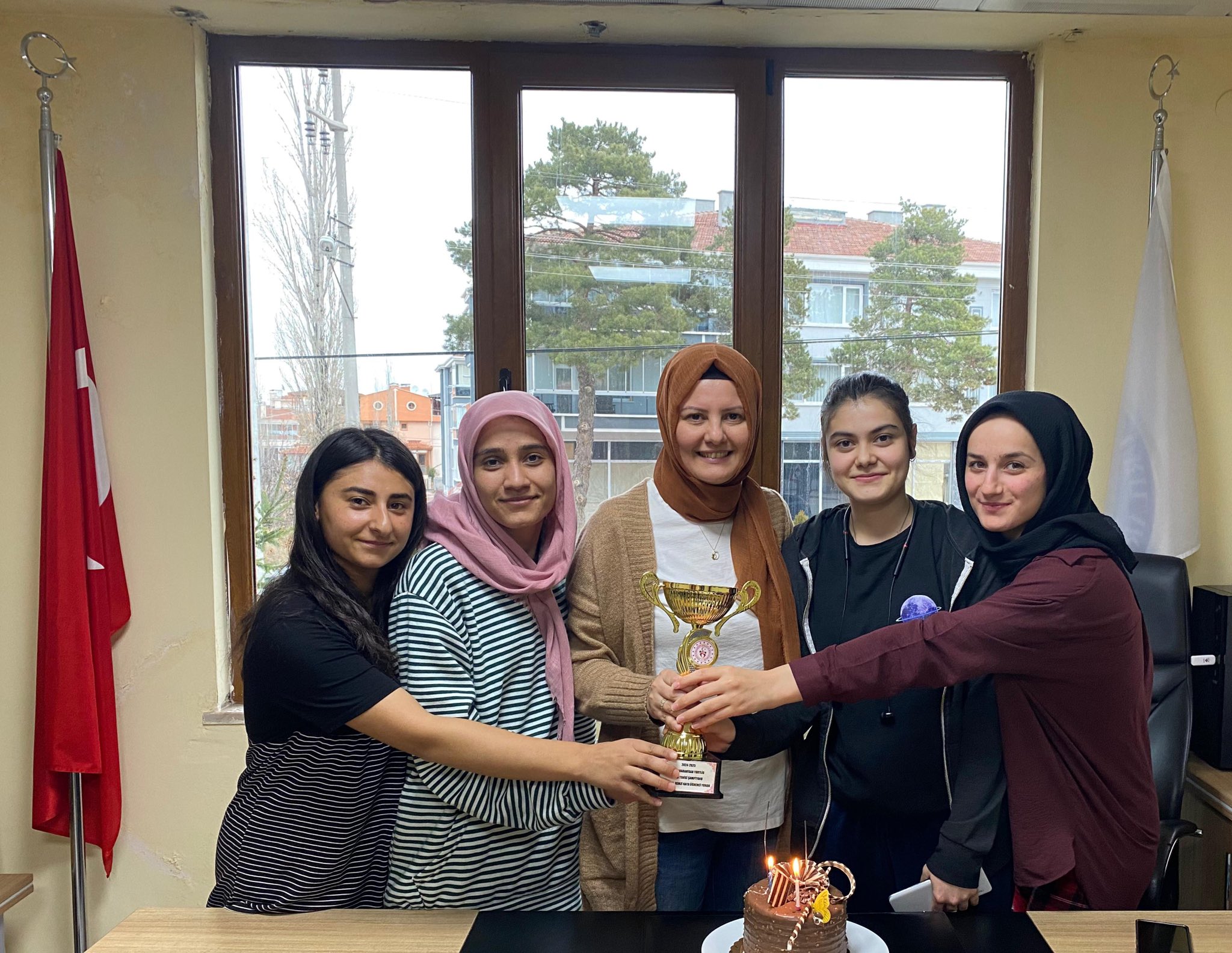 Şampiyon Öğrencilere  Pastalı Kutlama