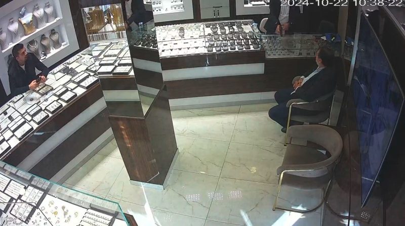 KUYUMCU, BORCUNU İSTEMEYE GELEN MÜŞTERİSİNİ SİLAHLA VURDU