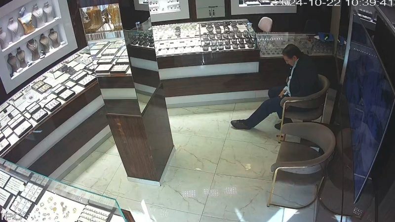 KUYUMCU, BORCUNU İSTEMEYE GELEN MÜŞTERİSİNİ SİLAHLA VURDU
