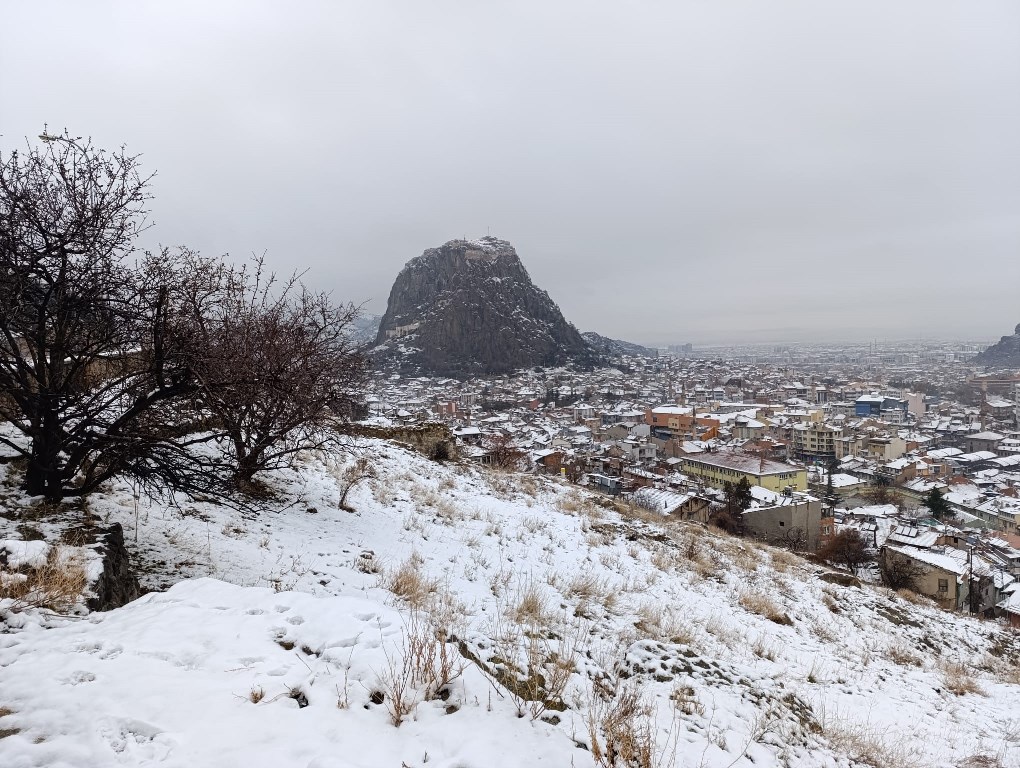 AFYON'DA KAR YAĞIŞI EŞSİZ MANZARALAR OLUŞTURDU