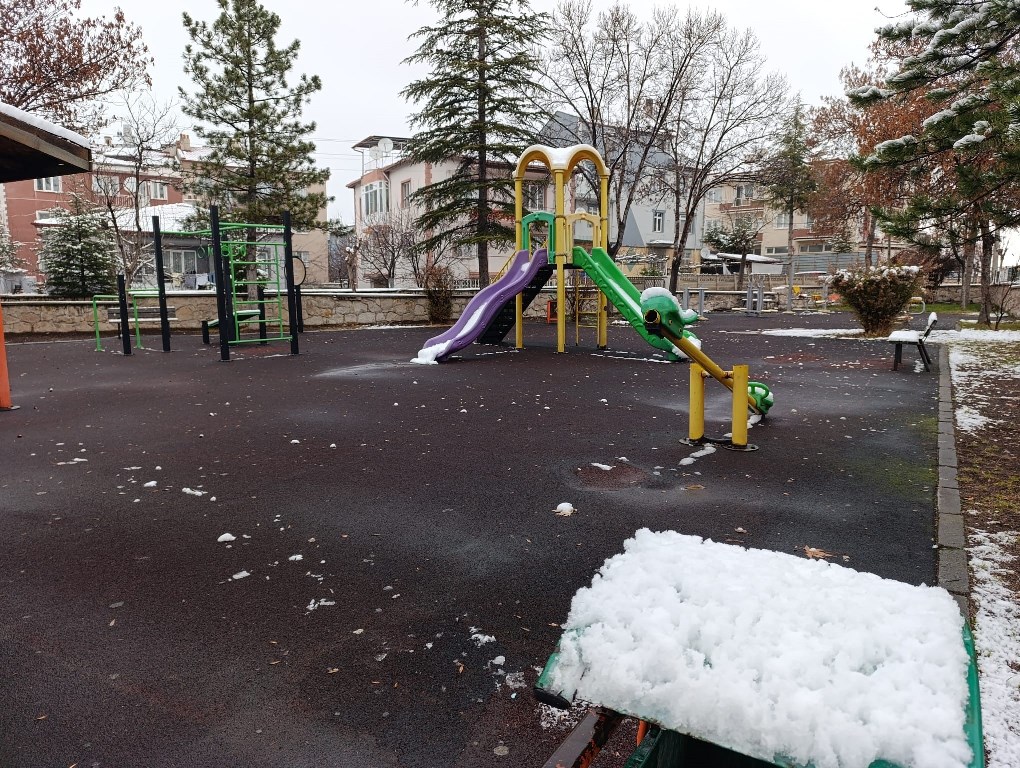 AFYON'DA KAR YAĞIŞI EŞSİZ MANZARALAR OLUŞTURDU