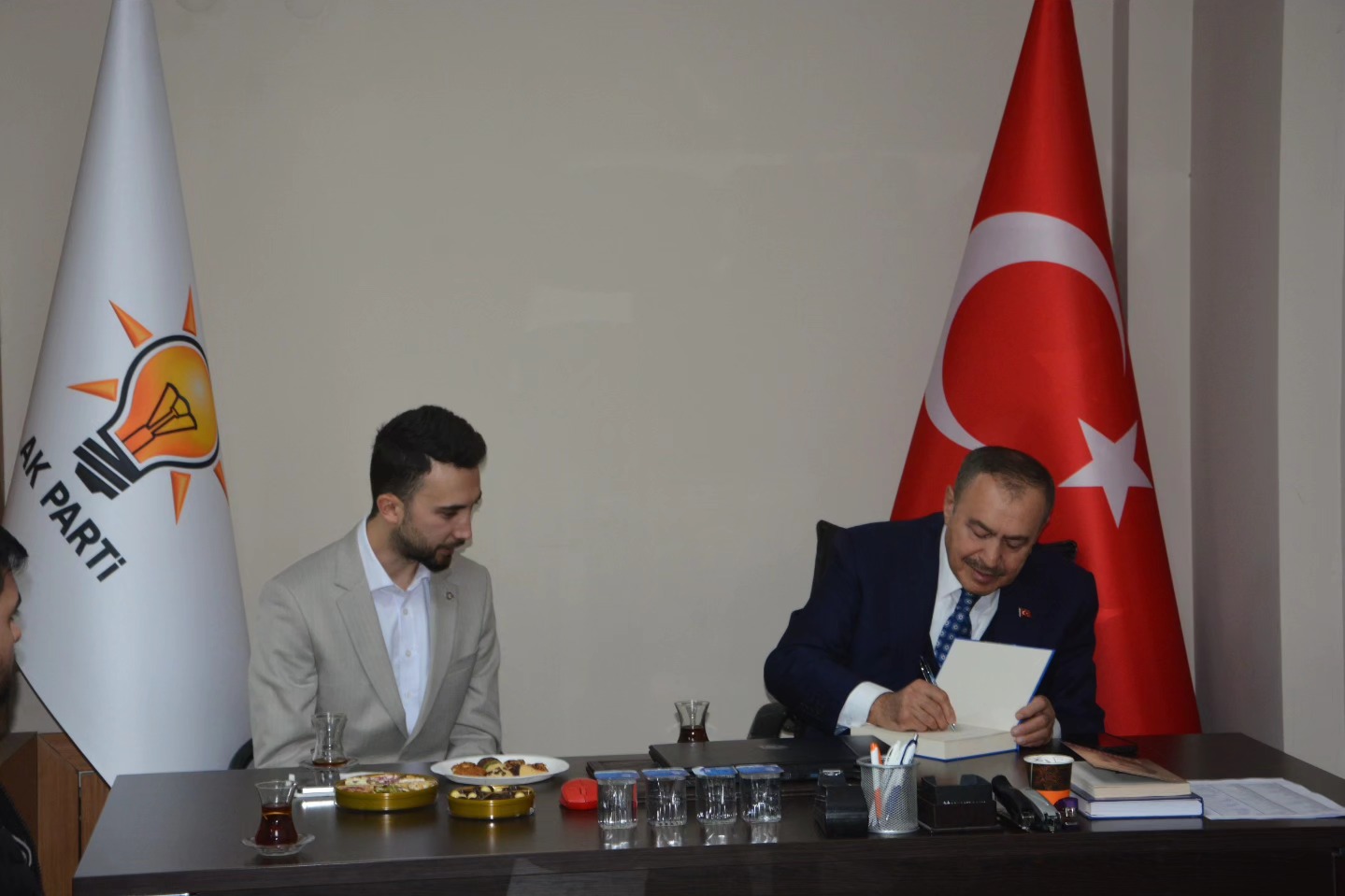 Tecrübeyle Gençlik Bir Arada  AK Gençliğin Başkanı İntepe Eski Bakan Eroğlu’nu Ağırladı