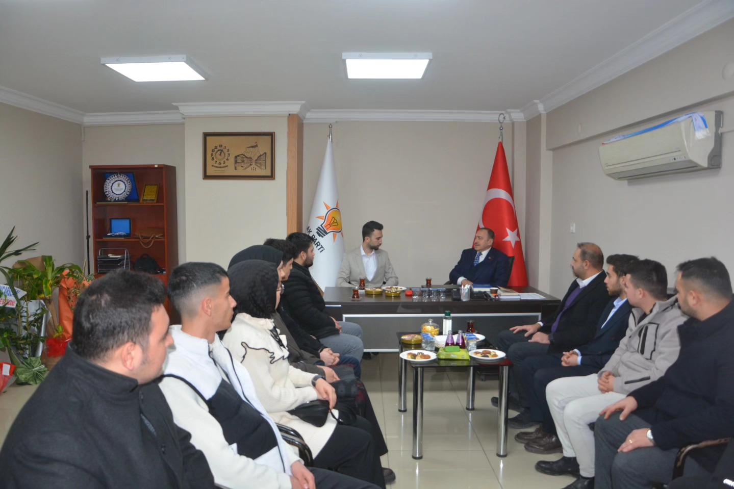 Tecrübeyle Gençlik Bir Arada  AK Gençliğin Başkanı İntepe Eski Bakan Eroğlu’nu Ağırladı