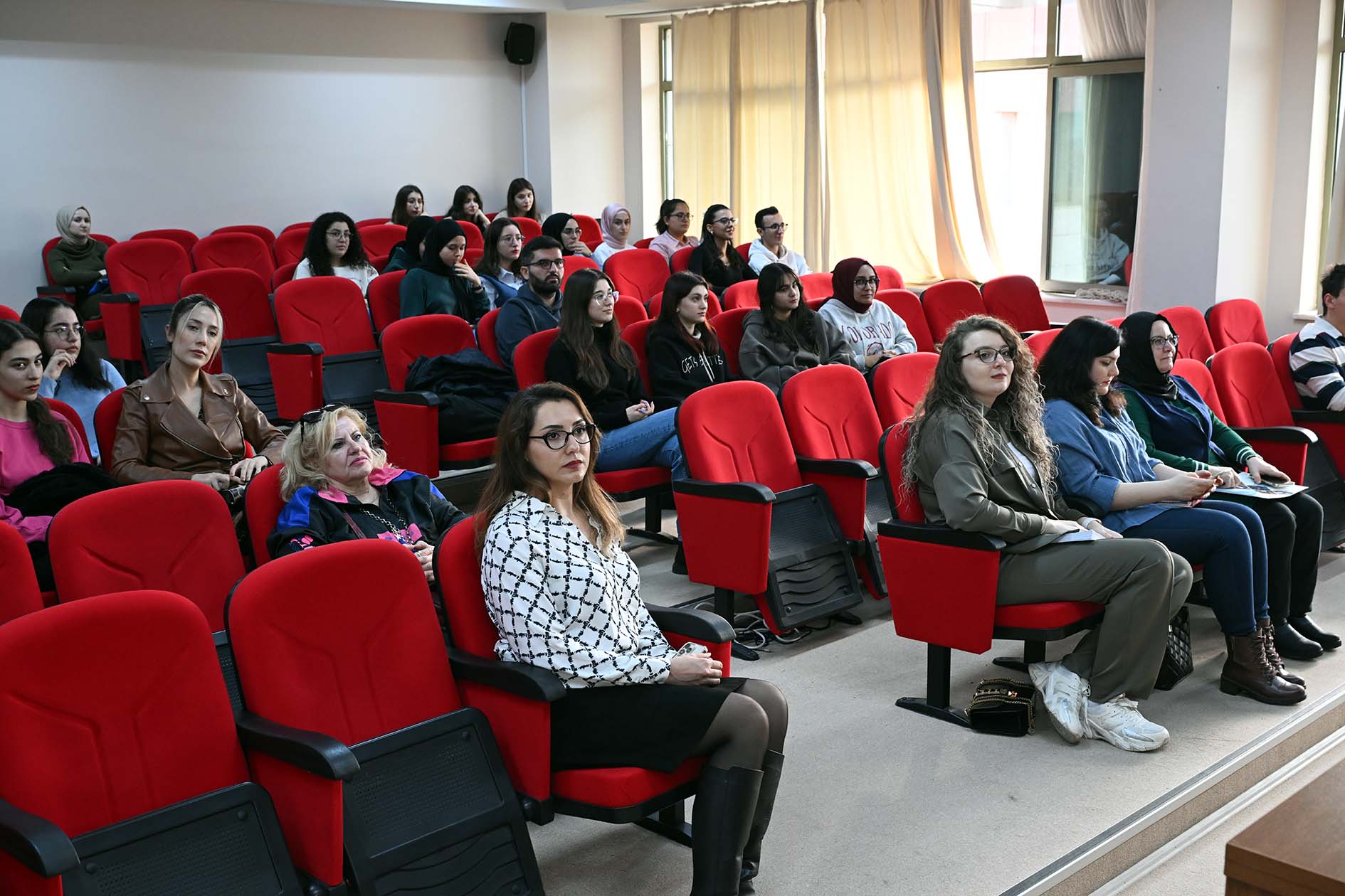 HUKUK FAKÜLTESİ'NDE "MEDYA OKURYAZARLIĞI" SEMİNERİ DÜZENLENDİ
