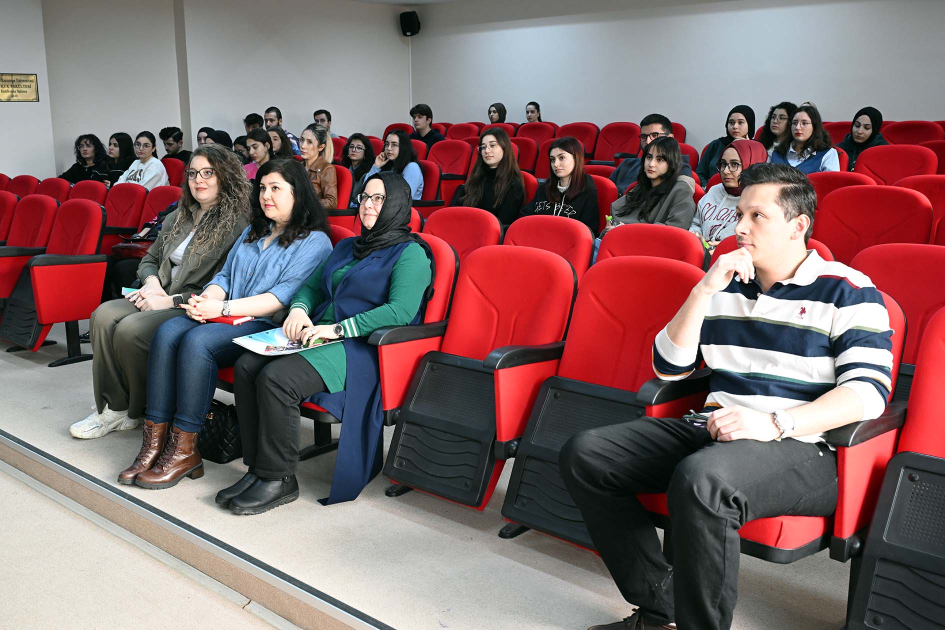 HUKUK FAKÜLTESİ'NDE "MEDYA OKURYAZARLIĞI" SEMİNERİ DÜZENLENDİ