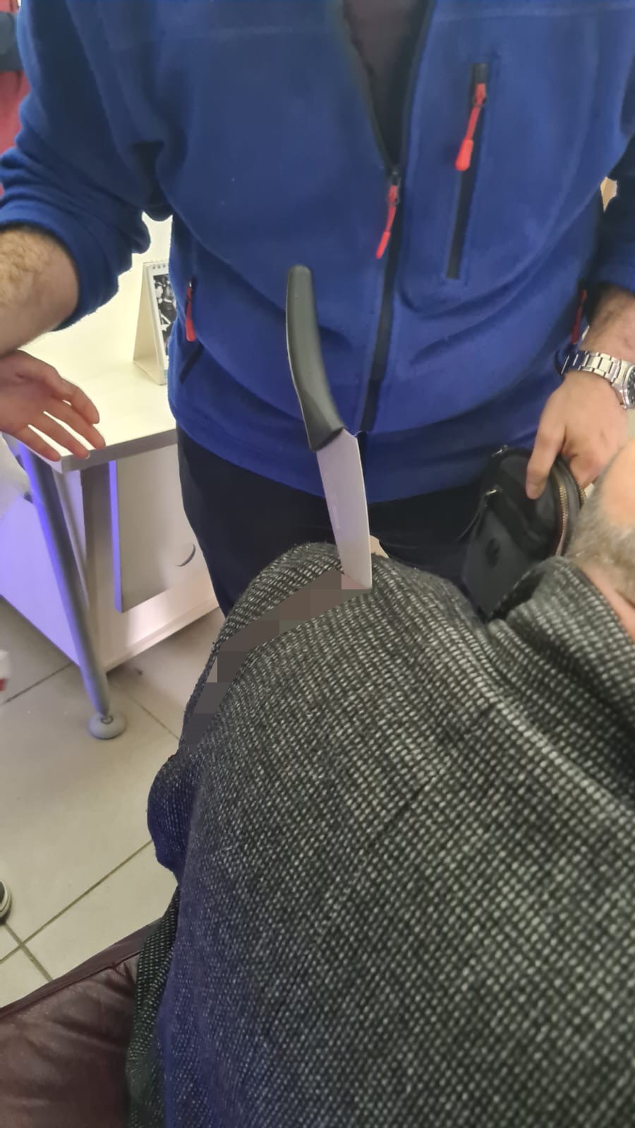 Çocuklarının Yanında Diş Hekimini Bıçakladı, Çocuklarını Bırakıp Kaçtı