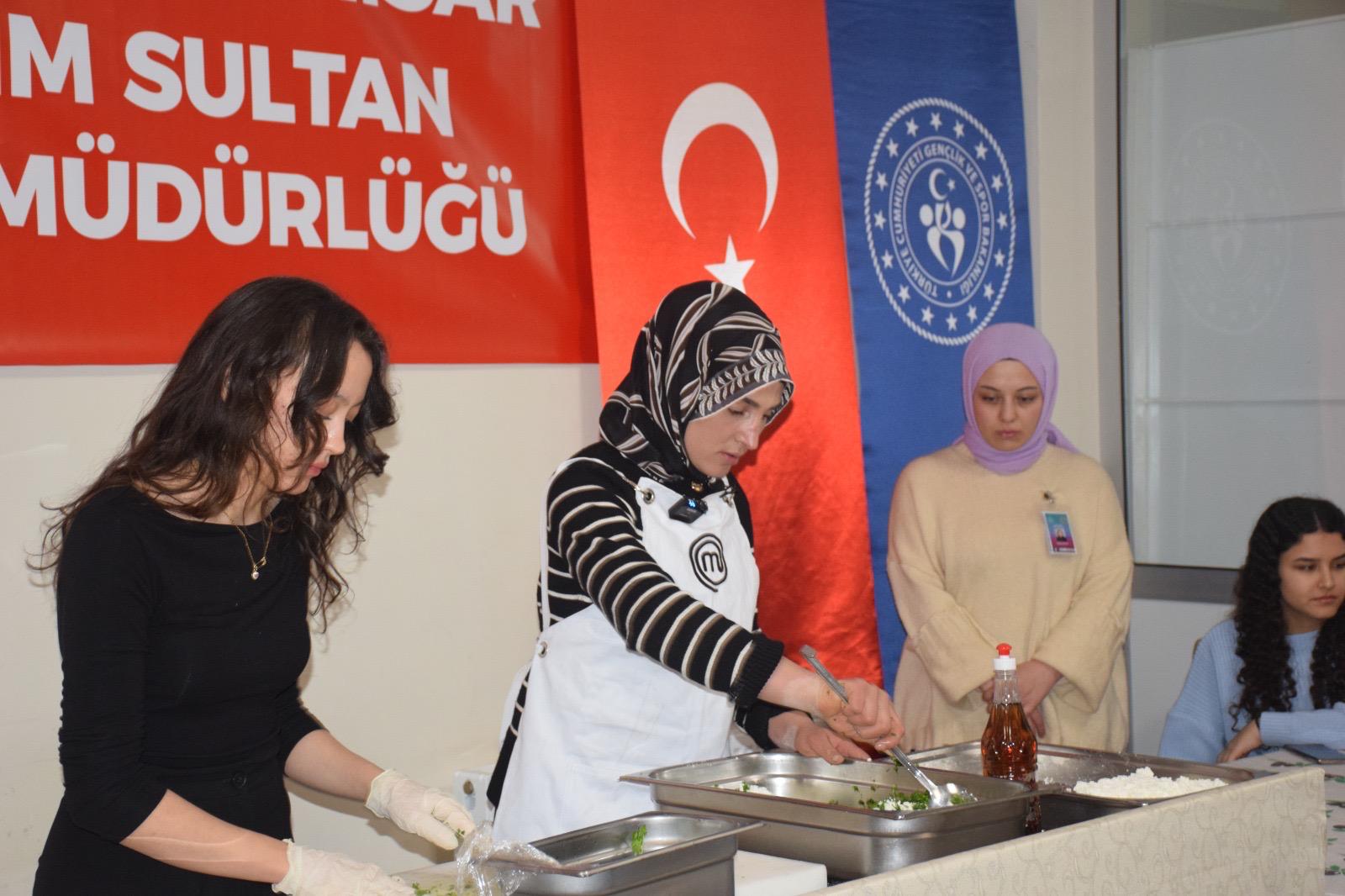 Afyonkarahisar'ın Yöresel Tatları, Ayşe Ekiz'in Elinden Öğrencilere Tanıtıldı