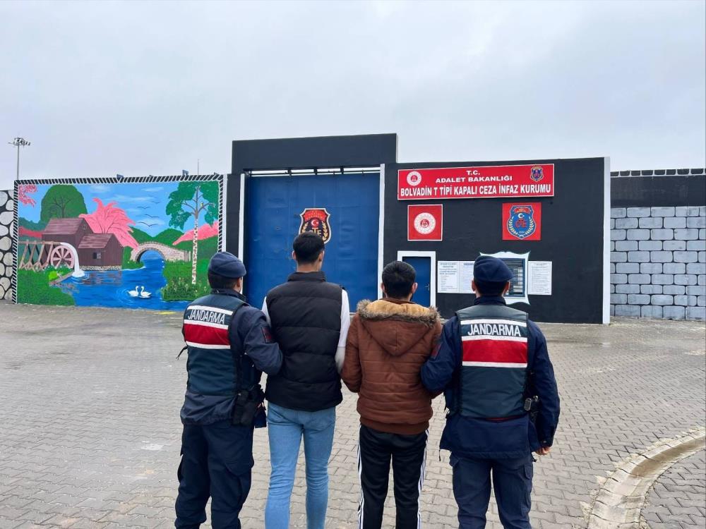 Jandarmadan Başarılı Operasyon: Hapis Cezasıyla Aranan İki Şahıs Yakalandı