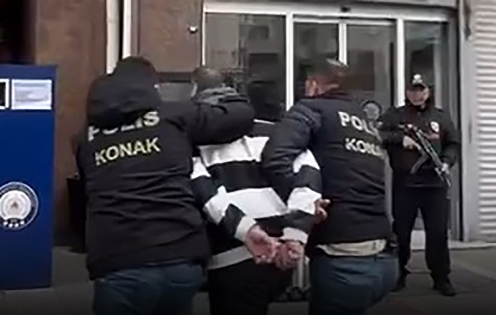İzmir'de Korku Dolu Anlar: Yol Verme Tartışmasında Ateş Açtı