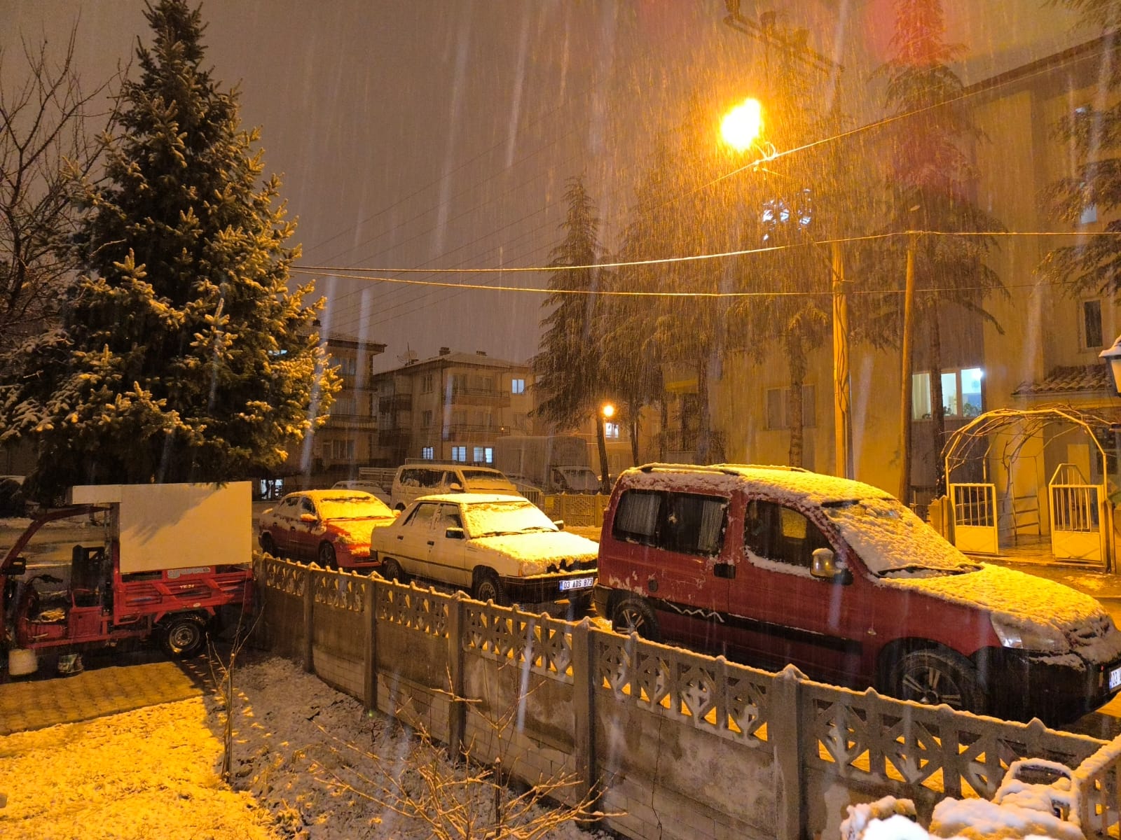 AFYONKARAHİSAR BEYAZA BÜRÜNDÜ