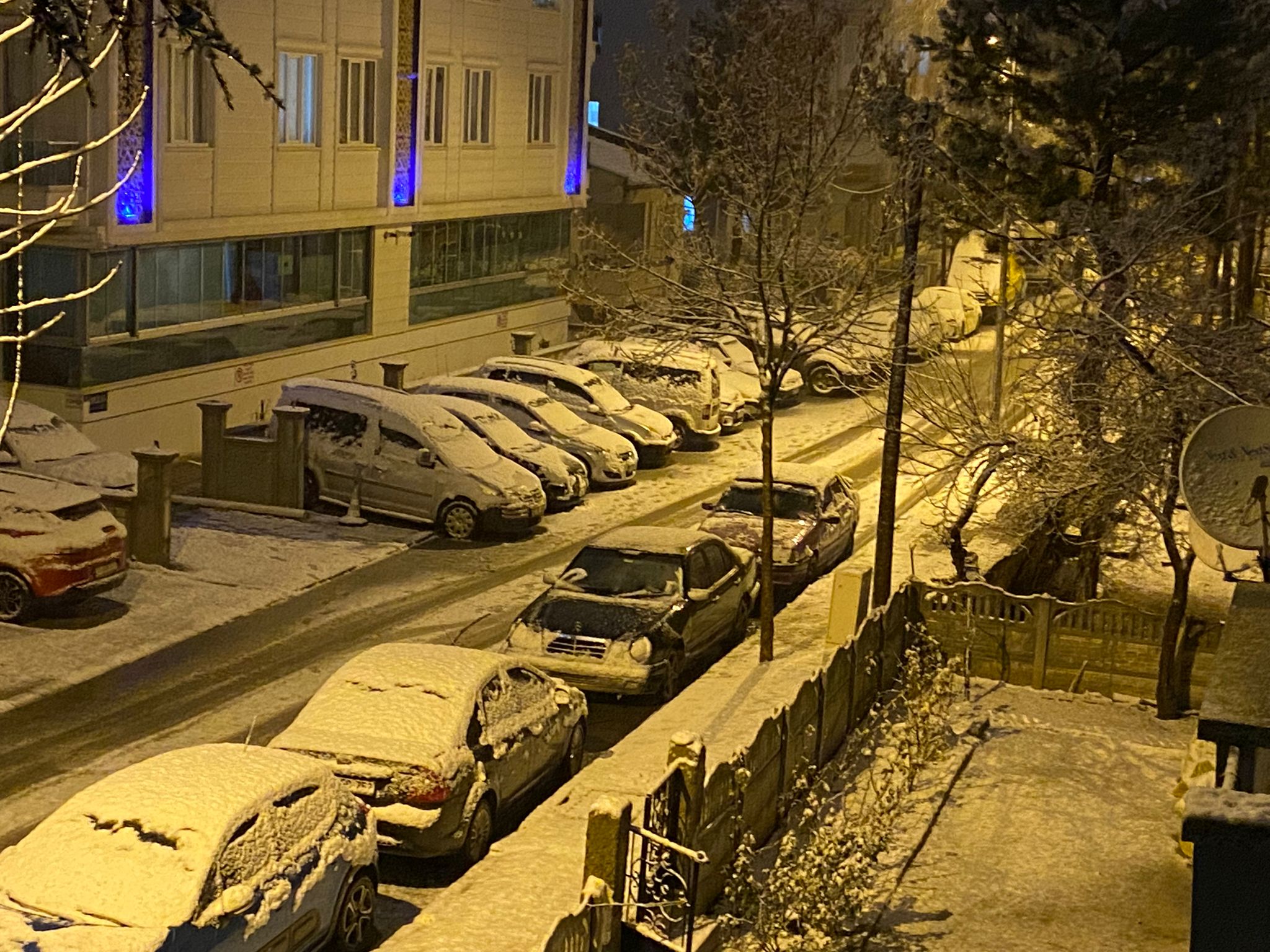 AFYONKARAHİSAR BEYAZA BÜRÜNDÜ