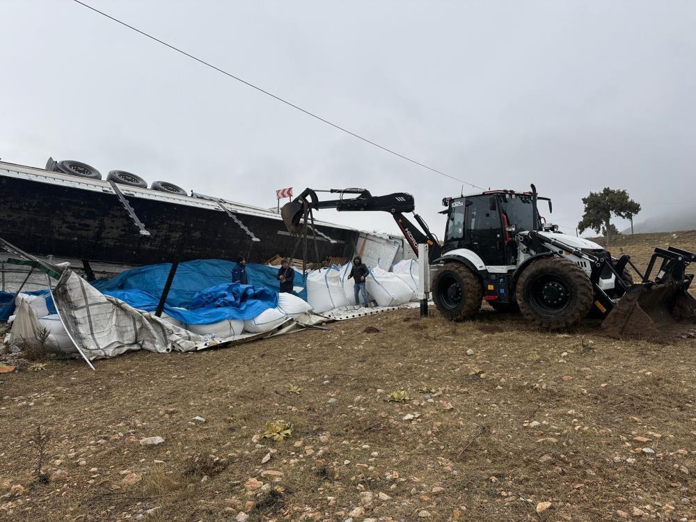 27 TON ŞEKER YOLA SAÇILIP ZİYAN OLDU