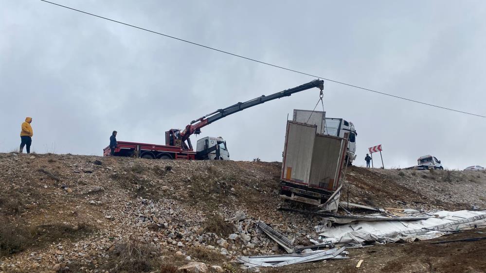 27 TON ŞEKER YOLA SAÇILIP ZİYAN OLDU