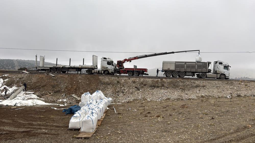 27 TON ŞEKER YOLA SAÇILIP ZİYAN OLDU