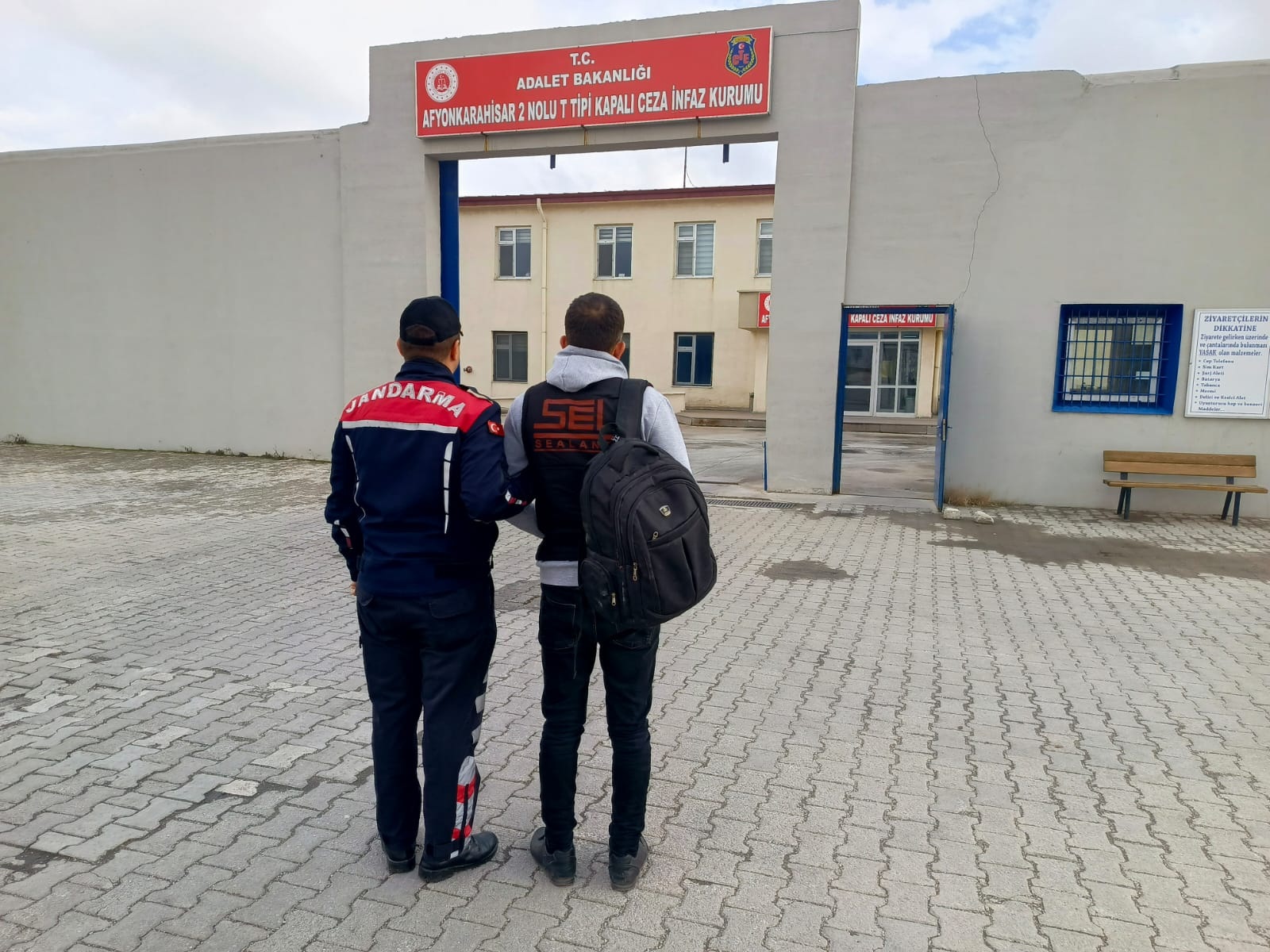 Afyonkarahisar’da Dolandırıcılık Suçundan Aranan Şahıs Yakalandı