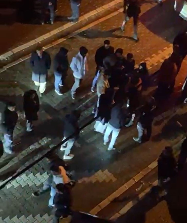 KOMŞULARIN YÜKSEK SES TARTIŞMASI MAHALLE KAVGASINA DÖNDÜ