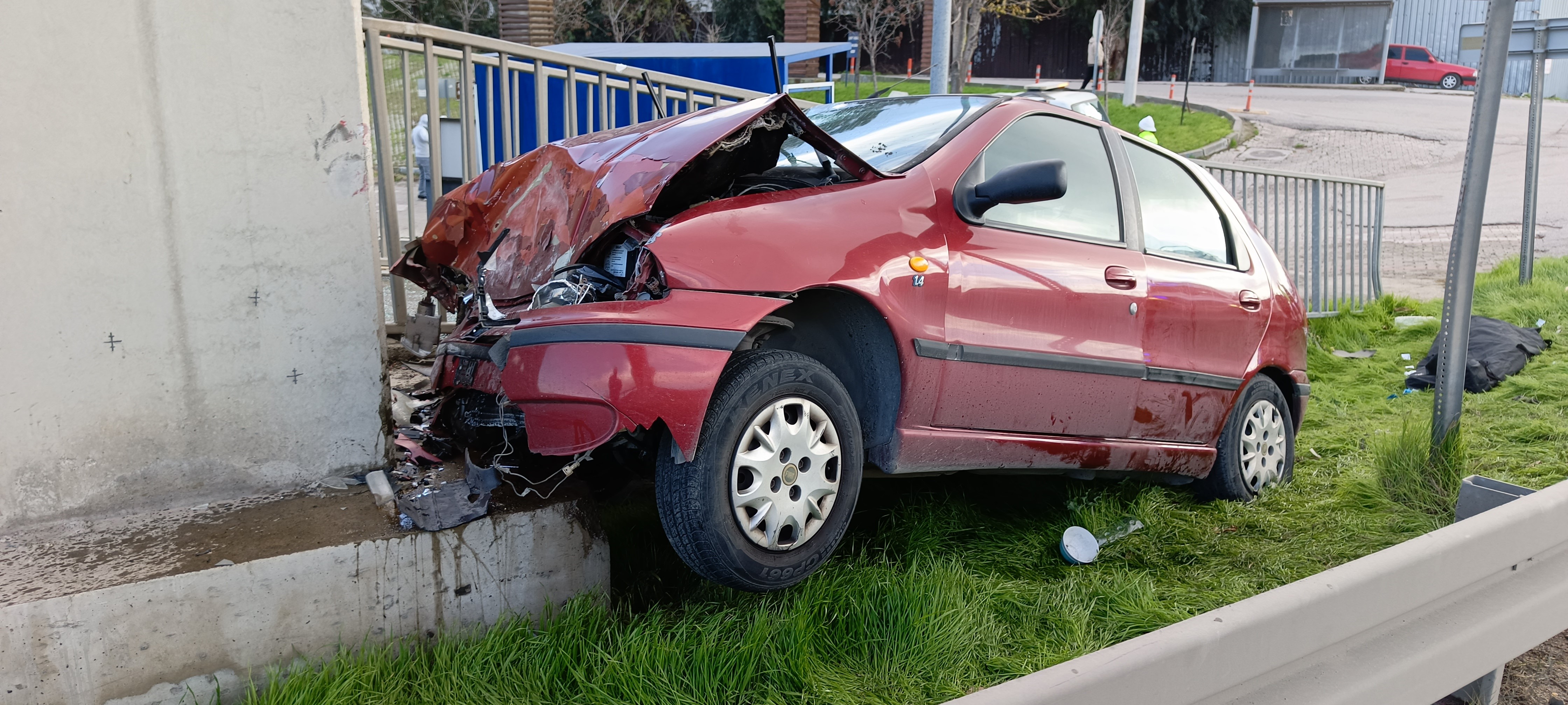 İzmir'de Otomobil Üst Geçide Çarptı: 1 Ölü, 1 Yaralı