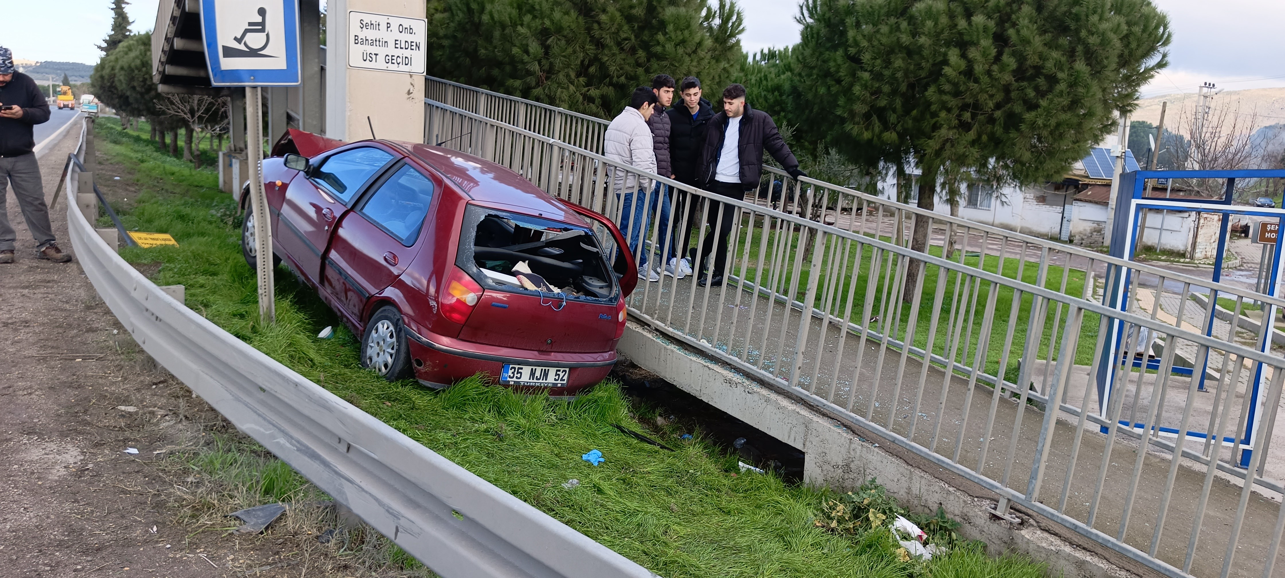 İzmir'de Otomobil Üst Geçide Çarptı: 1 Ölü, 1 Yaralı