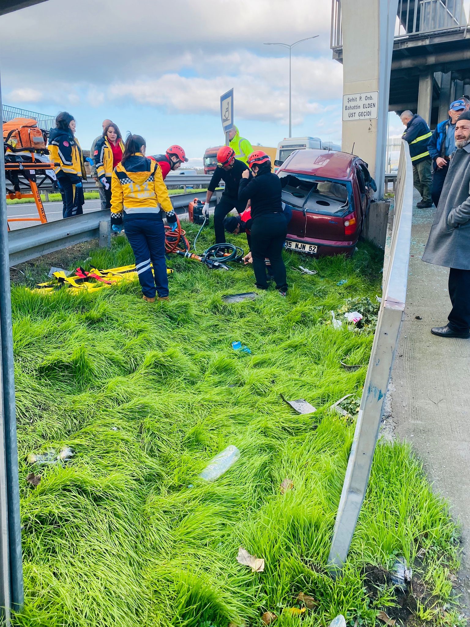 İzmir'de Otomobil Üst Geçide Çarptı: 1 Ölü, 1 Yaralı