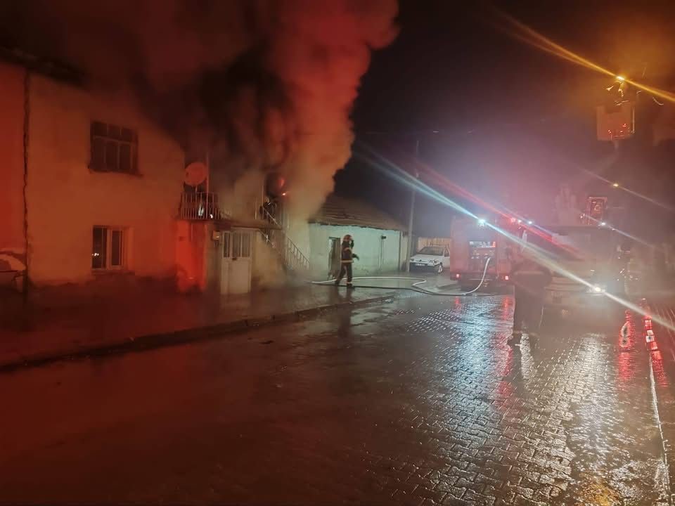 Kış Günü Evsiz Kaldılar: Denizli'de 2 Katlı Ev, Çıkan Yangın Sonucu Kullanılamaz Hale Geldi