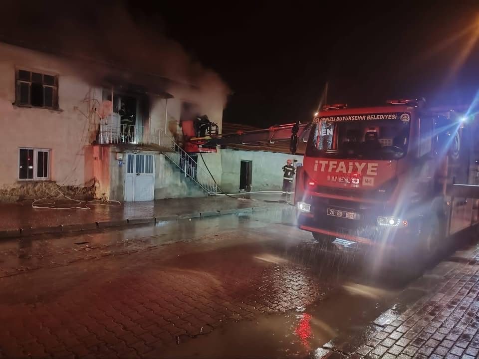 Kış Günü Evsiz Kaldılar: Denizli'de 2 Katlı Ev, Çıkan Yangın Sonucu Kullanılamaz Hale Geldi