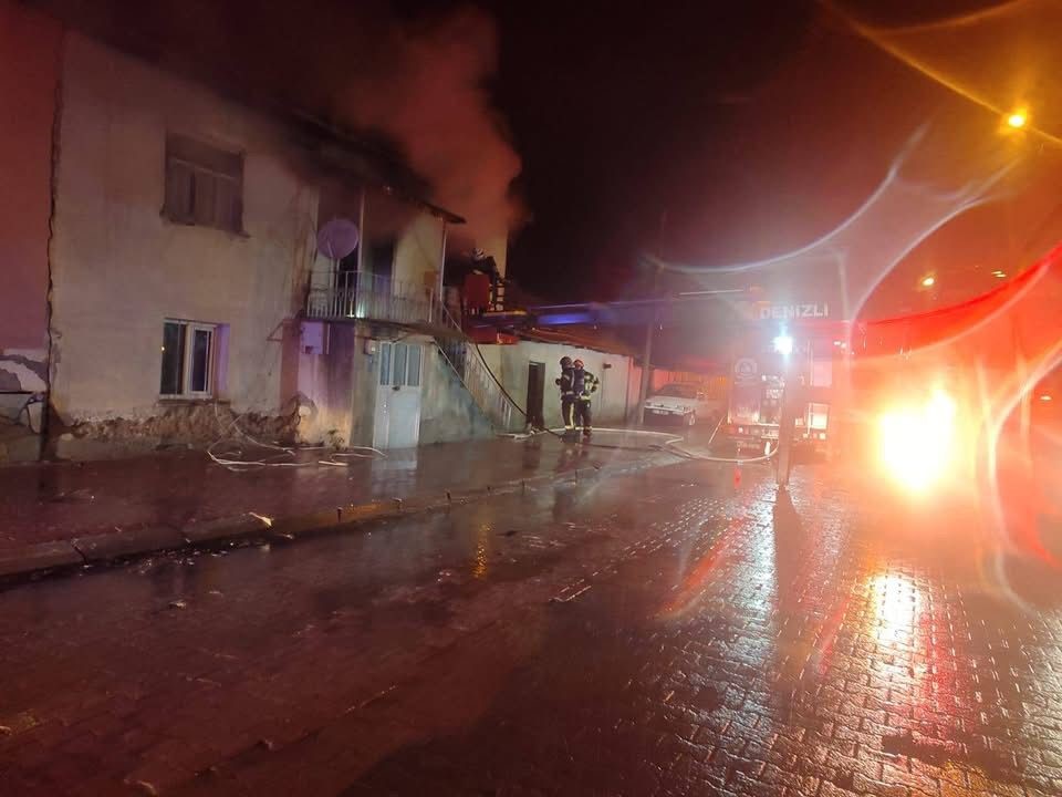 Kış Günü Evsiz Kaldılar: Denizli'de 2 Katlı Ev, Çıkan Yangın Sonucu Kullanılamaz Hale Geldi