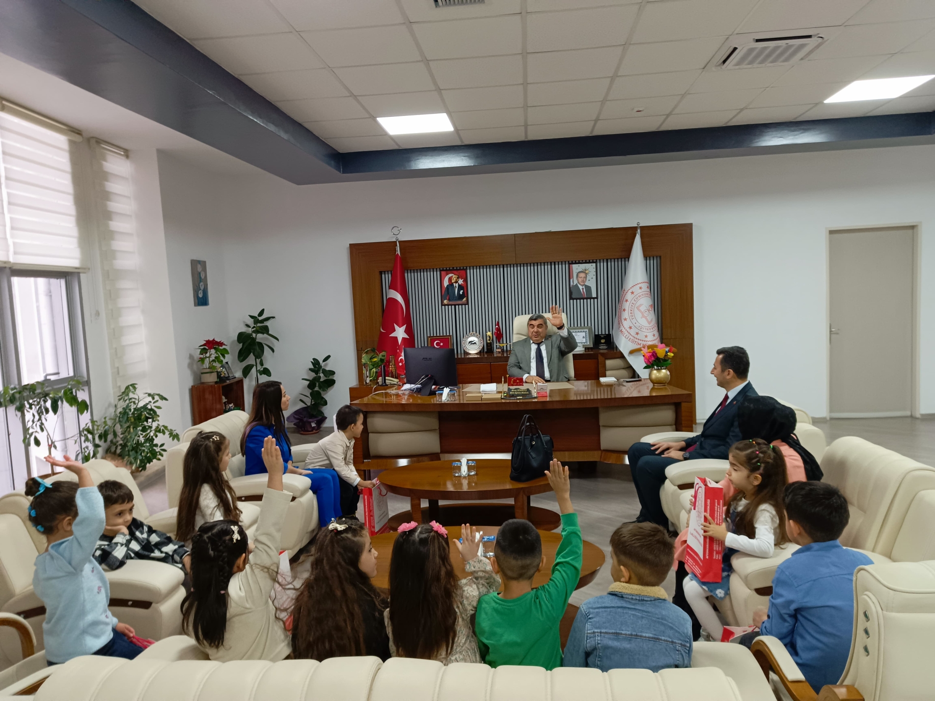 Miniklerden Müdür Sünnetci’ye Ziyaret