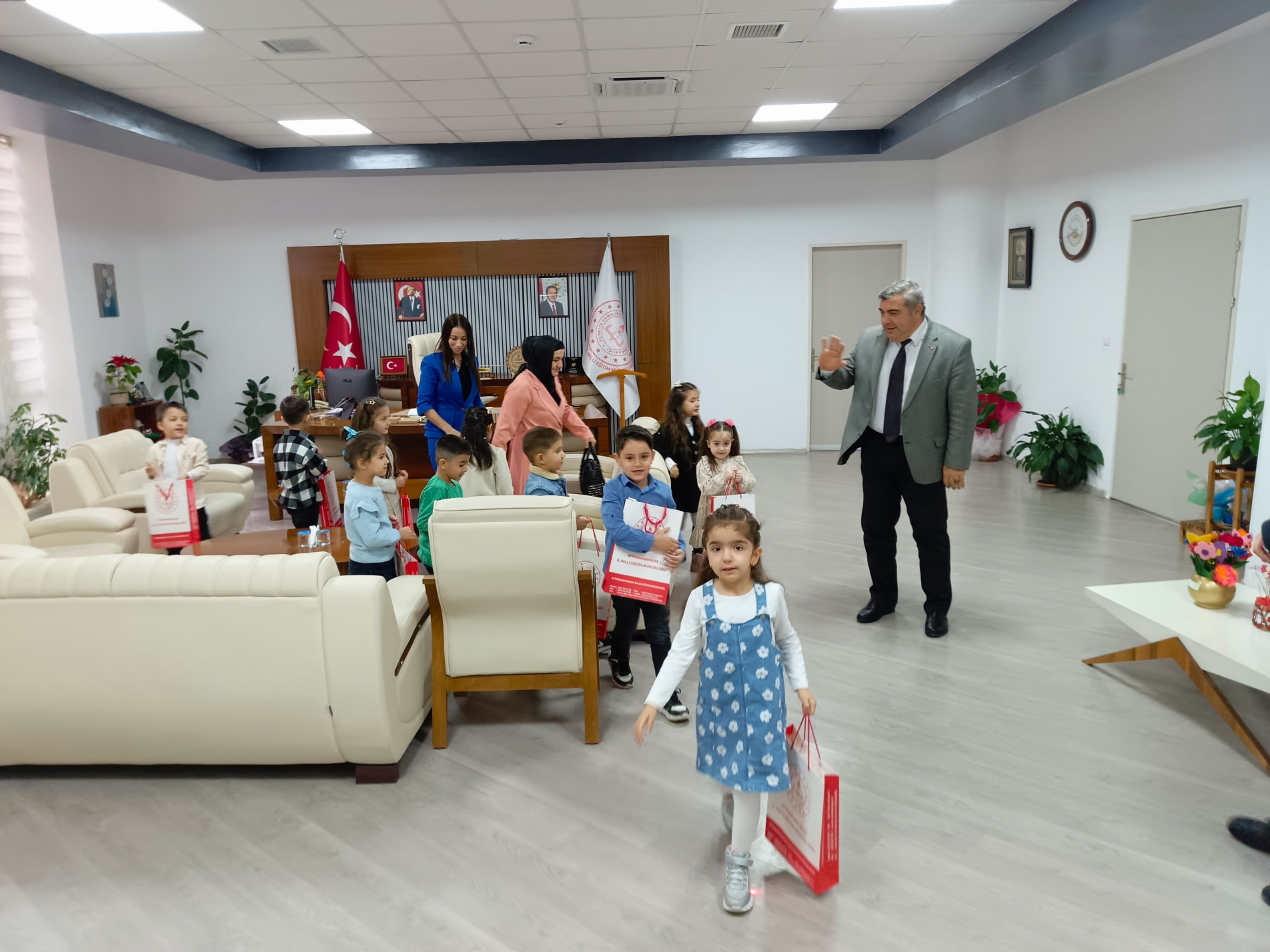Miniklerden Müdür Sünnetci’ye Ziyaret