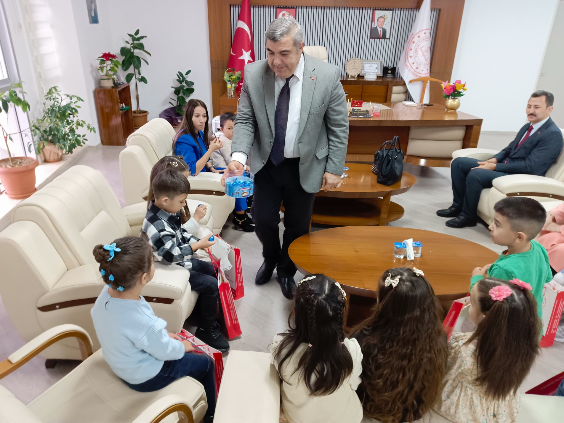 Miniklerden Müdür Sünnetci’ye Ziyaret