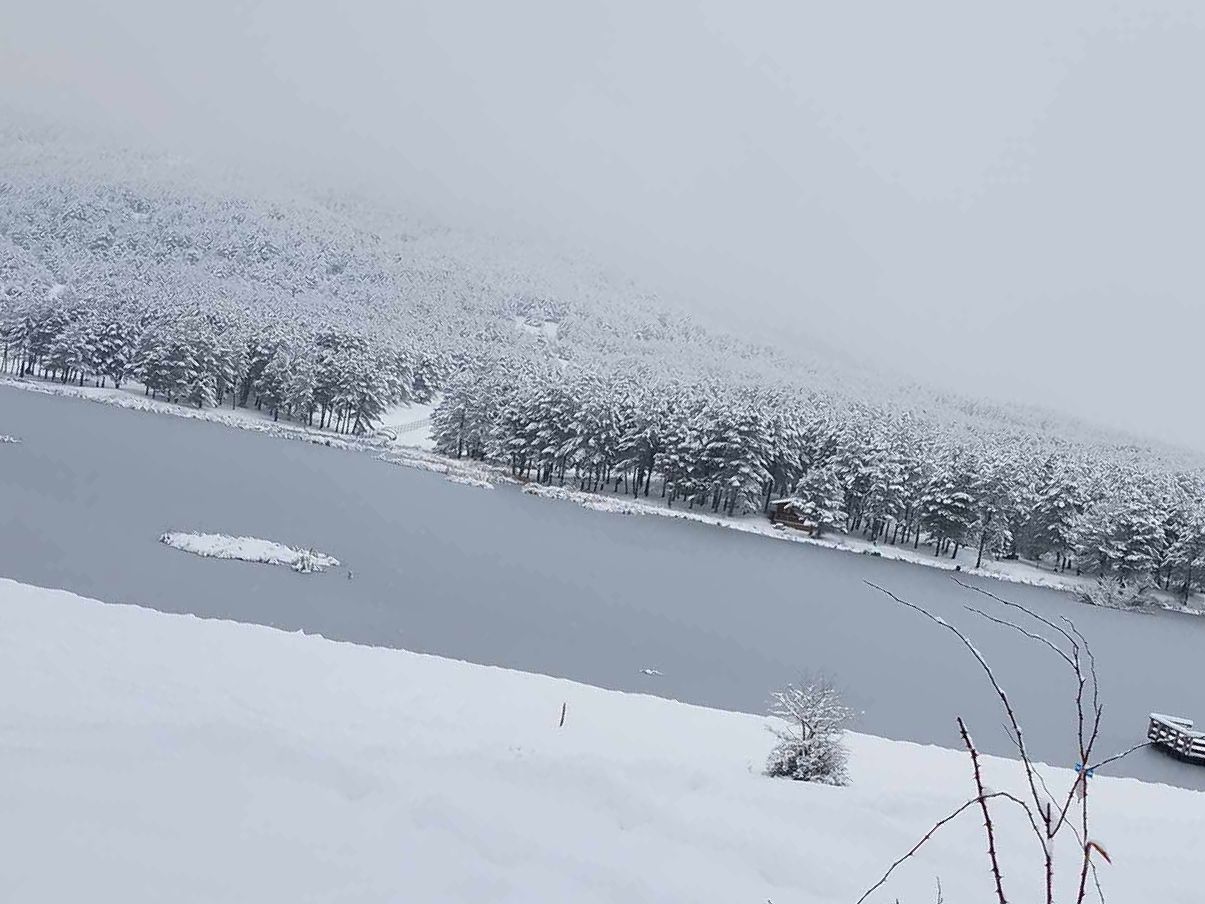 Akdağ'daki Baraj Göletinin Yüzeyi Buz Tuttu