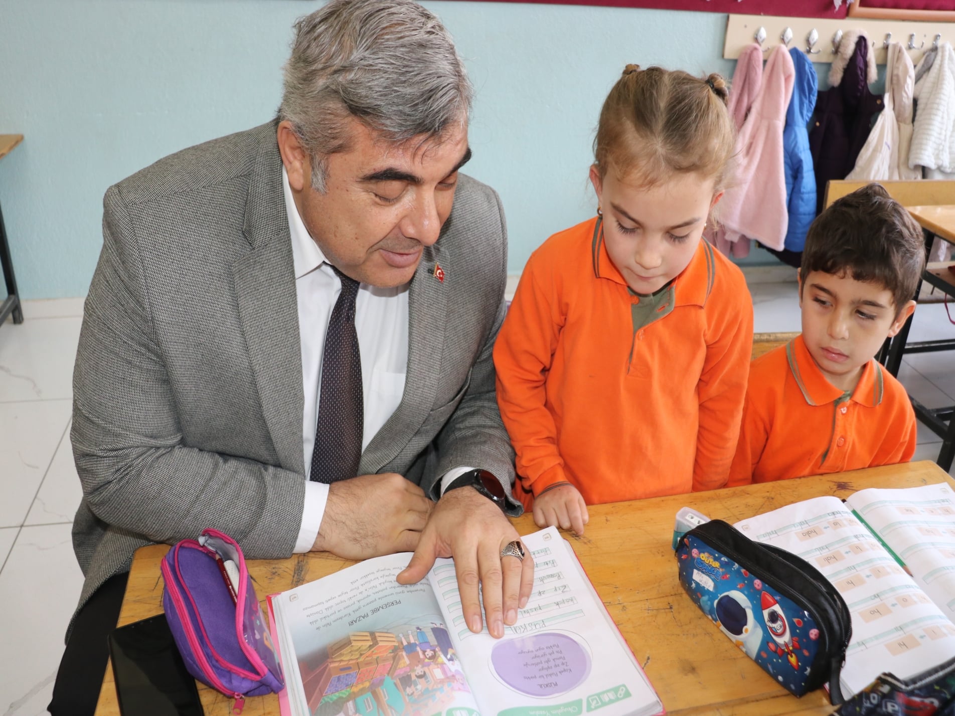 Müdür Sünnetci, Öğrencilere Geleneksel Çocuk Oyunları Seti Hediye Etti