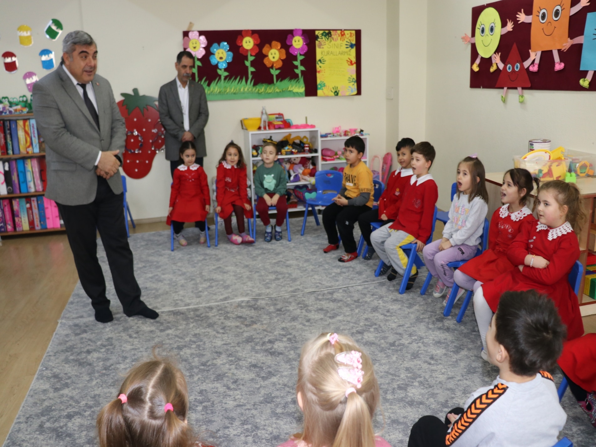 Müdür Sünnetci, Öğrencilere Geleneksel Çocuk Oyunları Seti Hediye Etti