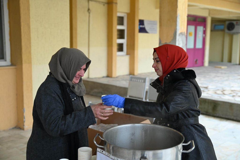 EMİRDAĞ'DA HASTANE ÖNÜNDE SICAK ÇORBA İKRAMI BAŞLADI