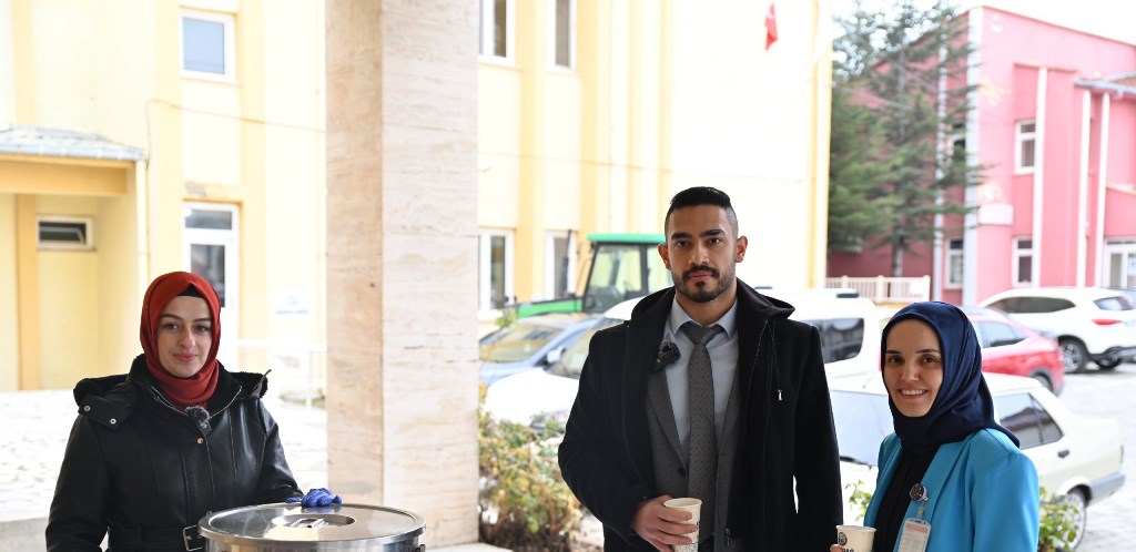 EMİRDAĞ'DA HASTANE ÖNÜNDE SICAK ÇORBA İKRAMI BAŞLADI