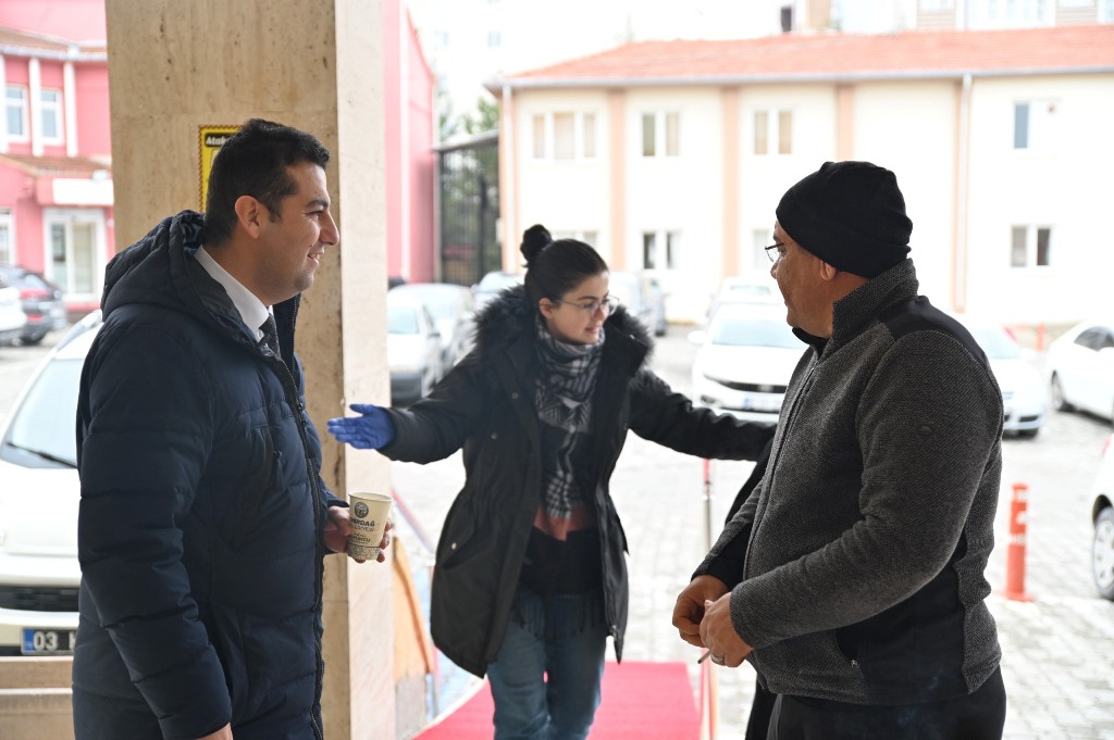 EMİRDAĞ'DA HASTANE ÖNÜNDE SICAK ÇORBA İKRAMI BAŞLADI