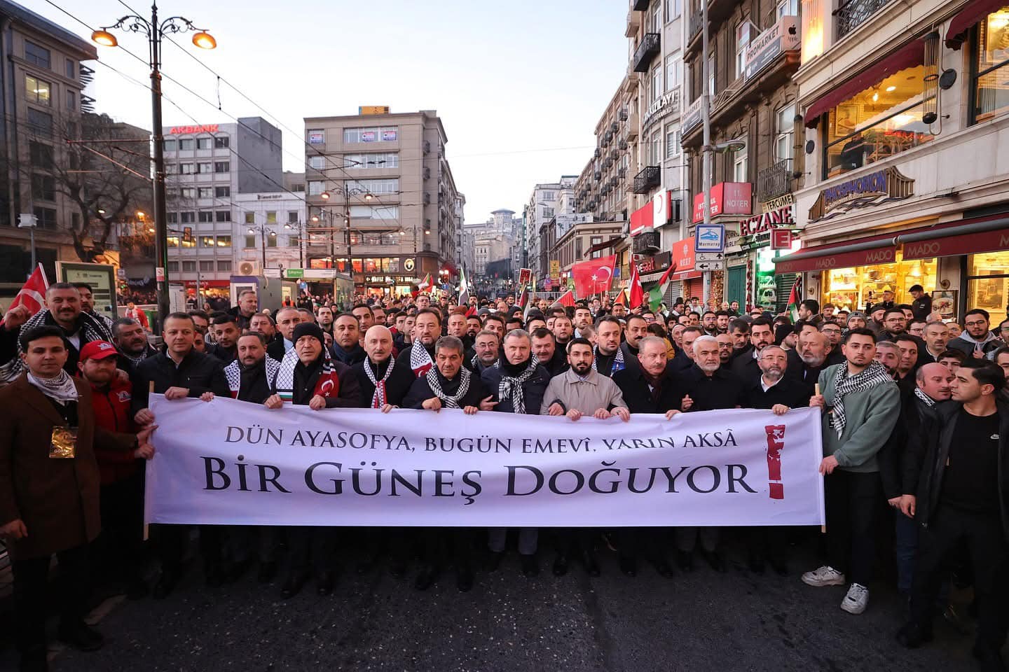 Filistin'e Destek İçin Yüz Binlerce Vatandaş Galata Köprüsü'nde Buluştu