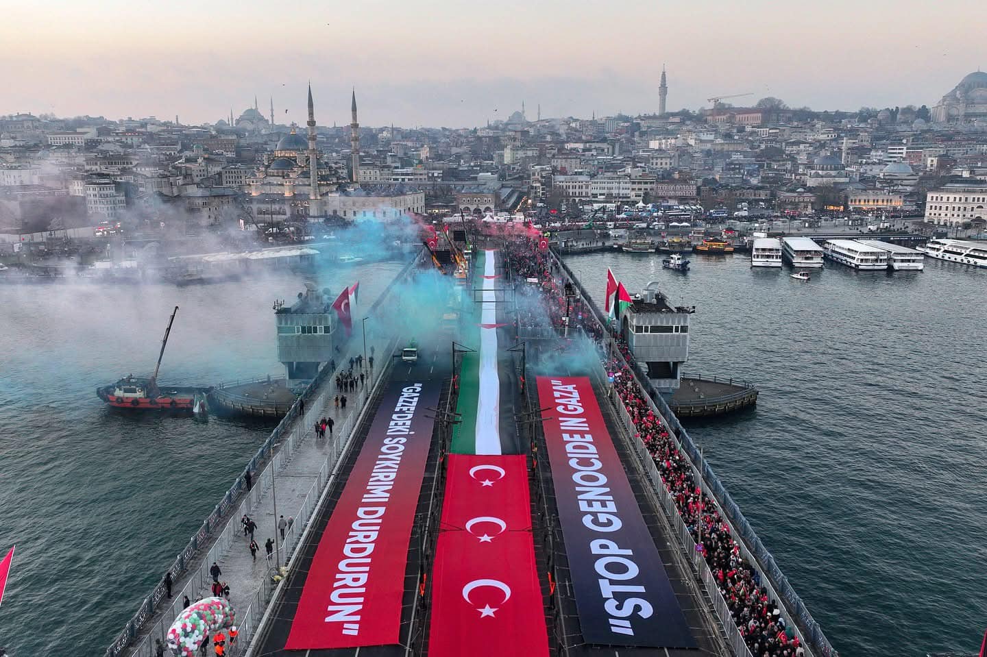 Filistin'e Destek İçin Yüz Binlerce Vatandaş Galata Köprüsü'nde Buluştu