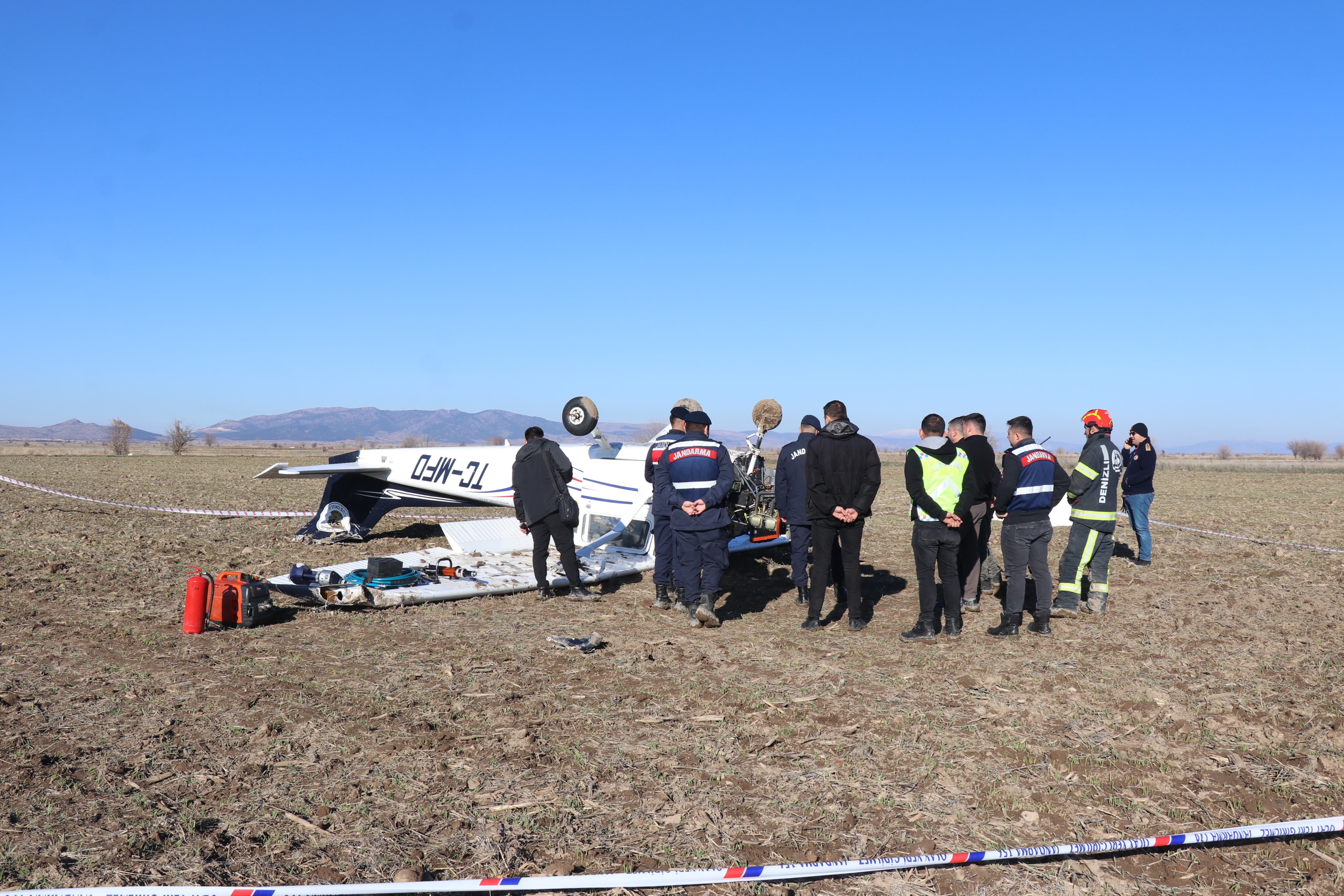 Tarlaya Zorunlu İniş Yapan Eğitim Uçağı Havadan Görüntülendi