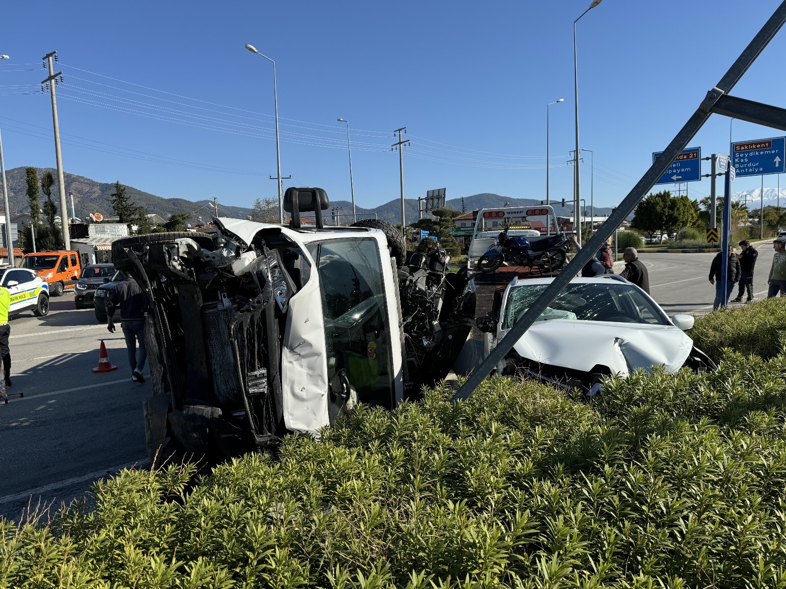 Fethiye'de Çekiciye Çarpan Otomobildeki Üç Kişi Yaralandı