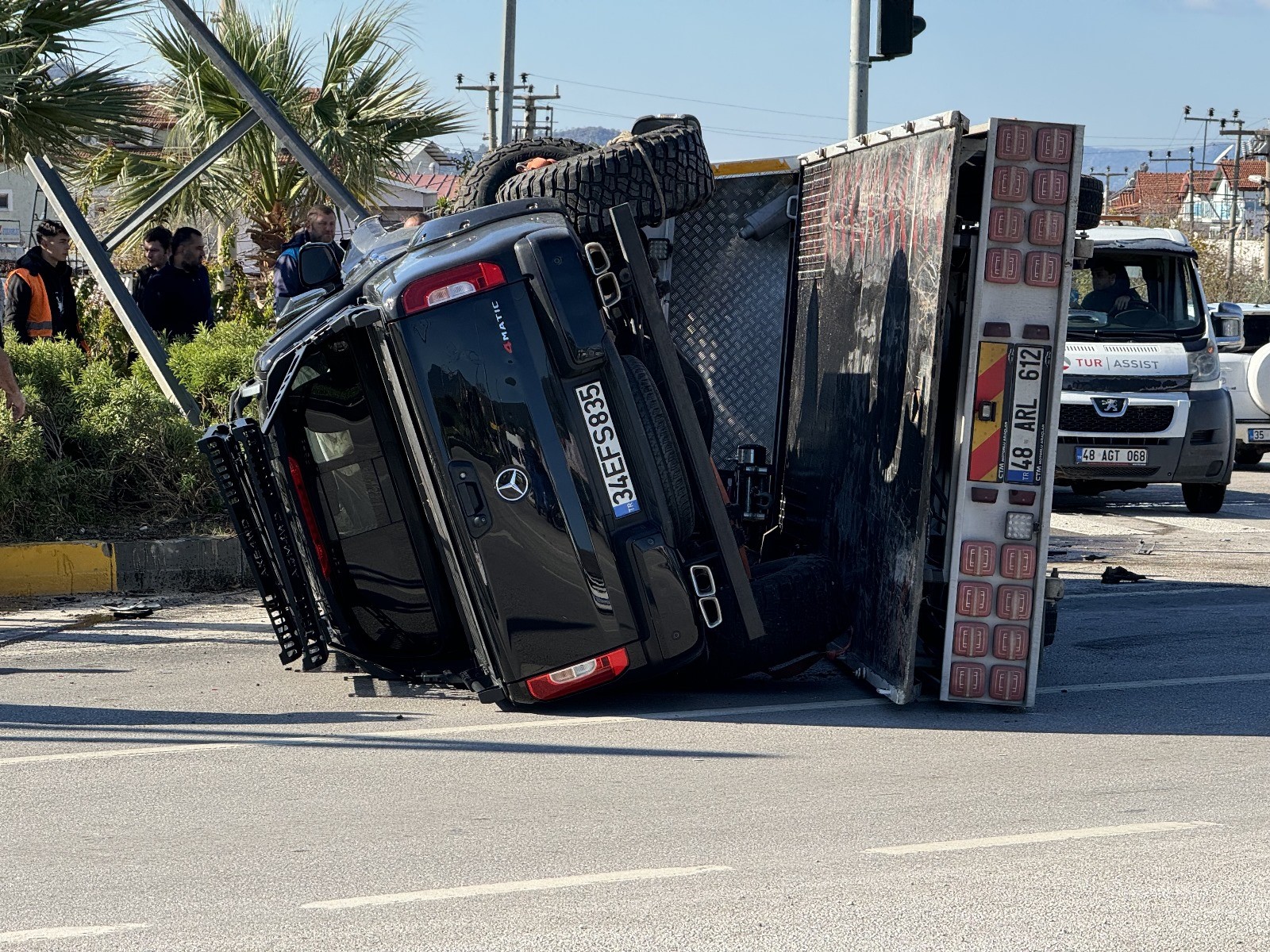 Fethiye'de Çekiciye Çarpan Otomobildeki Üç Kişi Yaralandı