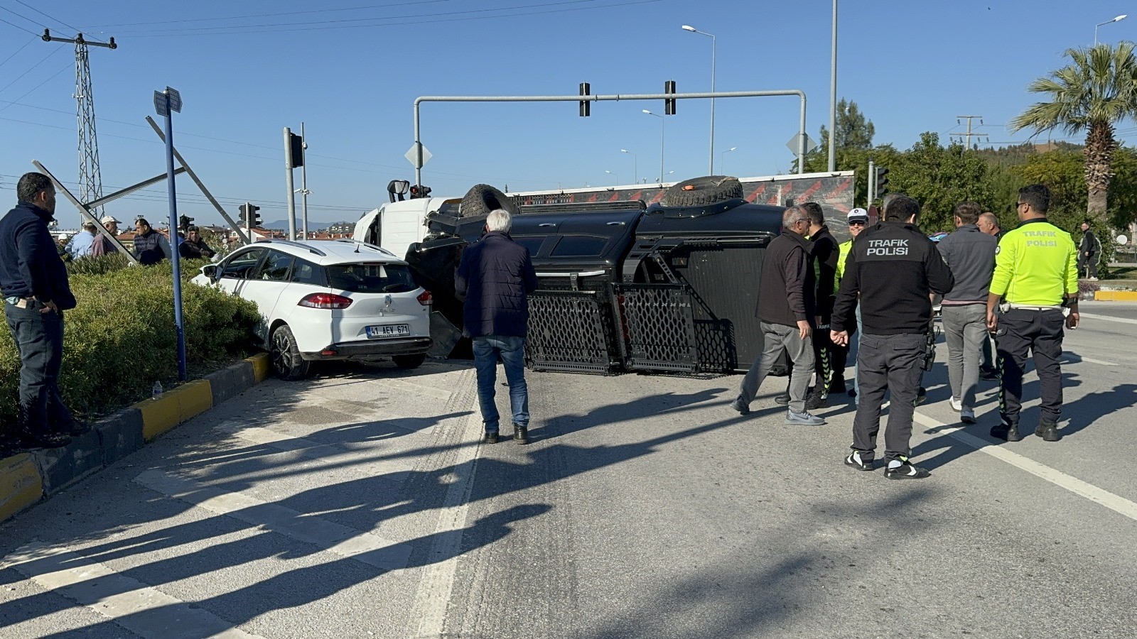 Fethiye'de Çekiciye Çarpan Otomobildeki Üç Kişi Yaralandı