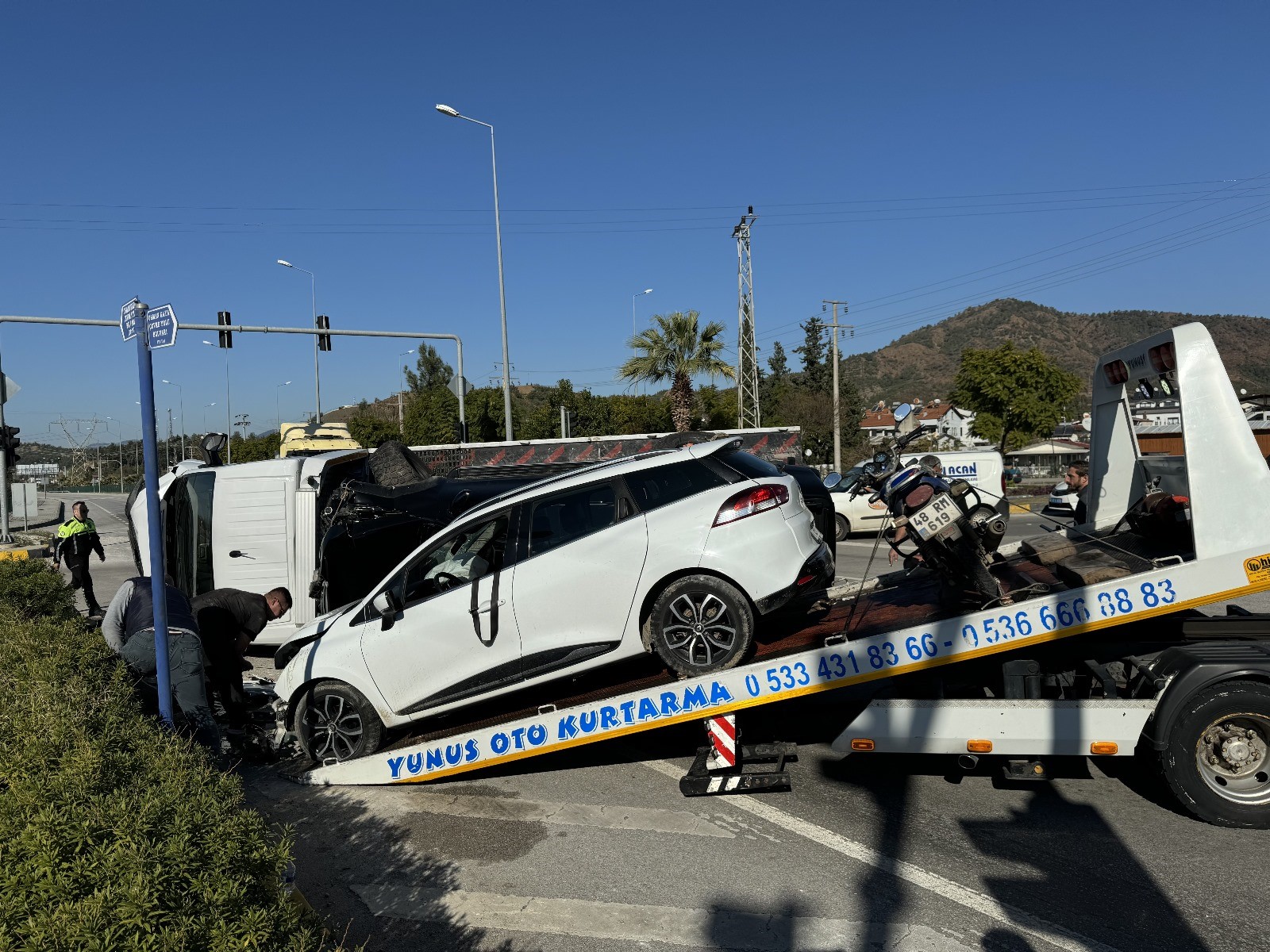 Fethiye'de Çekiciye Çarpan Otomobildeki Üç Kişi Yaralandı