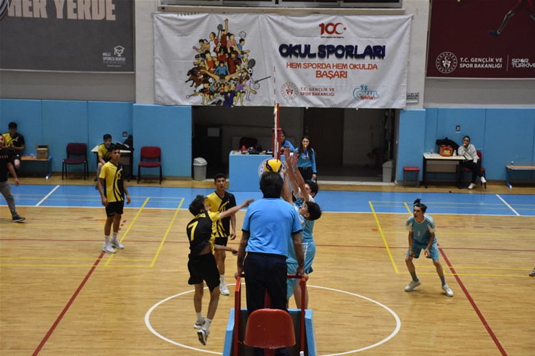 Afyonkarahisar'da 1615 Genç Voleybol İçin Sahaya İndi